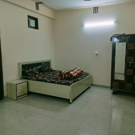 Radha Bhavan Vrindāvan Buitenkant foto